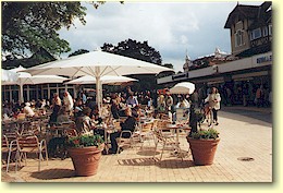 Caf�s laden in der Fu�g�ngerzone zum Verweilen ein. 